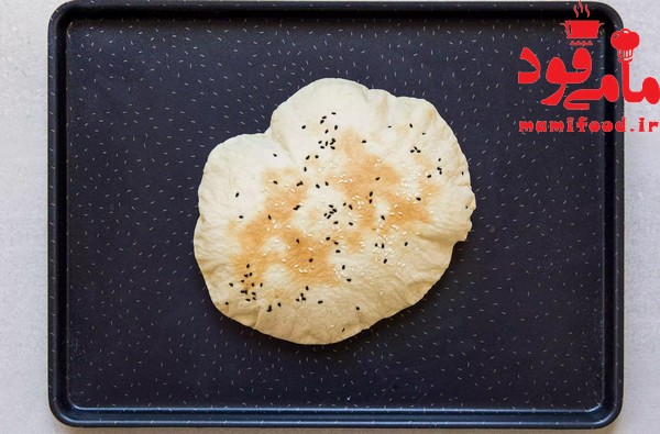 نان پفکی معتبر ترکی Lavas روی یک قالب پخت